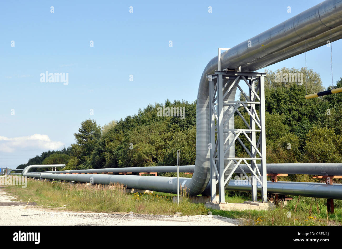 Die lange Pipeline auf dem Hintergrund des blauen Himmels Stockfoto