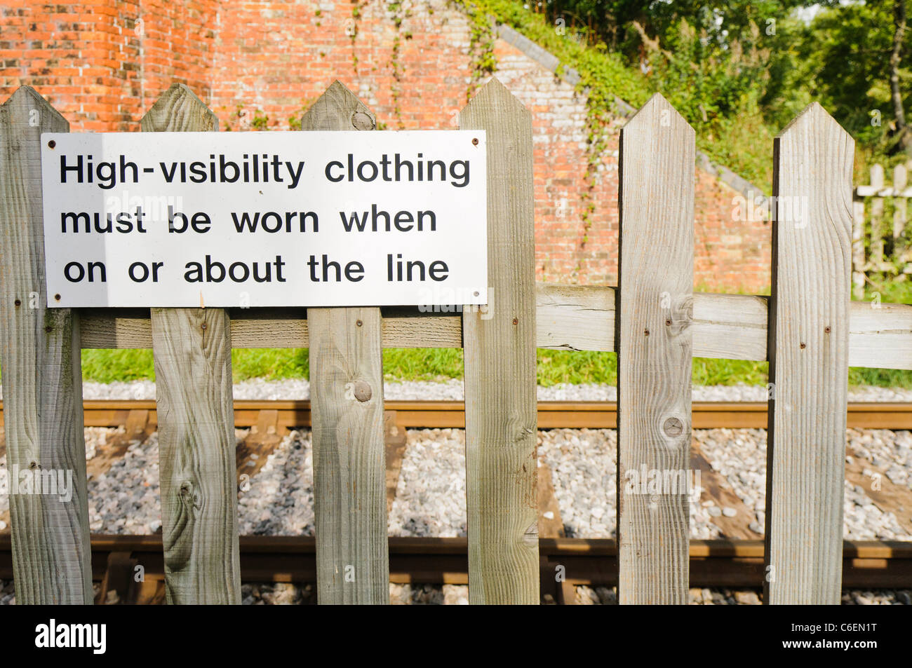 Zeichen durch eine private Eisenbahn Spur Warnung statt Gut sichtbare Kleidung zu tragen, wenn Sie auf der Linie Stockfoto