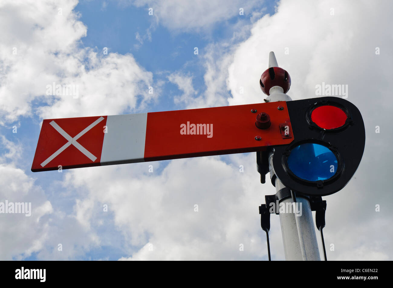 Eine britische unteren Quadranten Haltestelle Bahnhof Formsignal Stockfoto