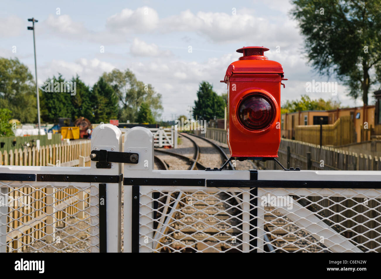 Petroleumlampe auf ein Tor an einem Bahnübergang Stockfoto