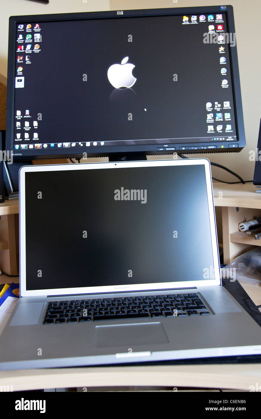 Internet Land Computer Apple Mac-Logo auf dem Computerbildschirm mit Mac buchen pro Laptop vor Stockfoto