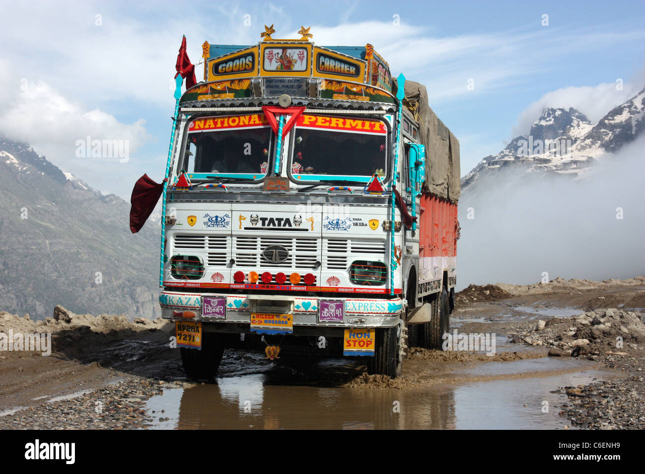 Geschmückten indischen waren LKW verhandelt der gefährlichen Rhotang Pass hoch im Himalaya auf dem Weg nach Leh Ladakh Indien Stockfoto