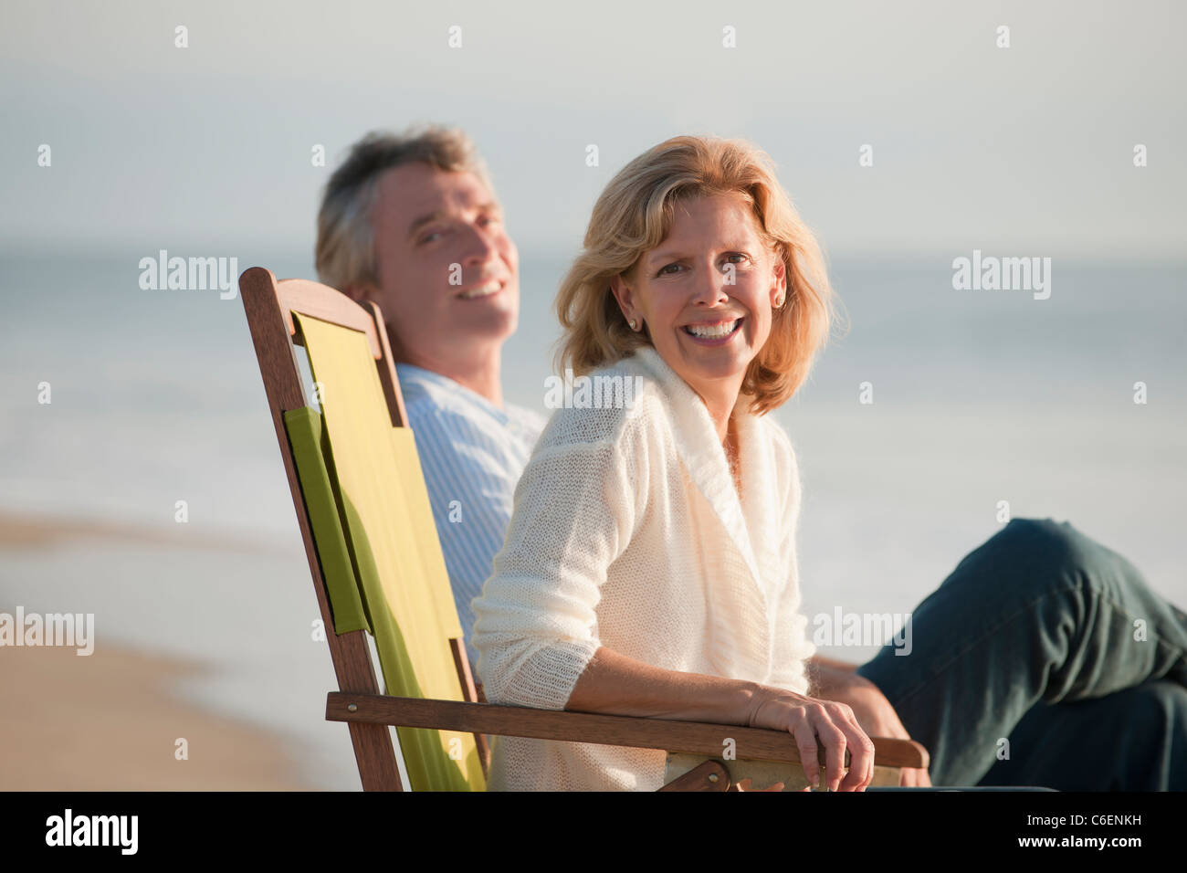 Kaukasische paar sitzen auf Klappstühlen am Strand Stockfoto