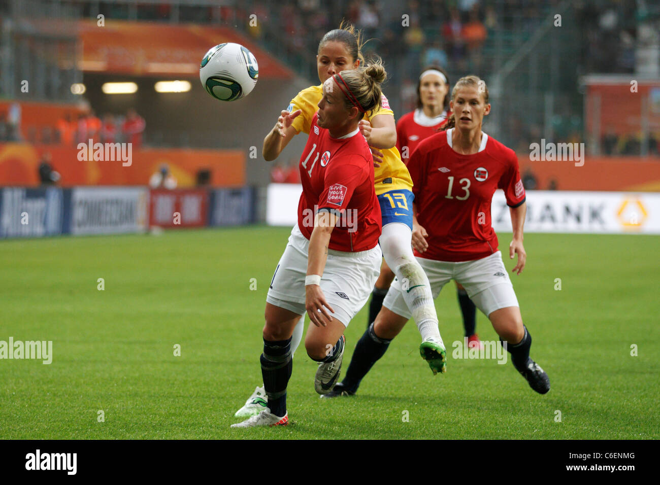 Leni Larsen Kaurin Norwegens (11) und Erika von Brasilien (13) wetteifern um den Ball während einer FIFA Frauen WM-Spiel 3. Juli 2011. Stockfoto