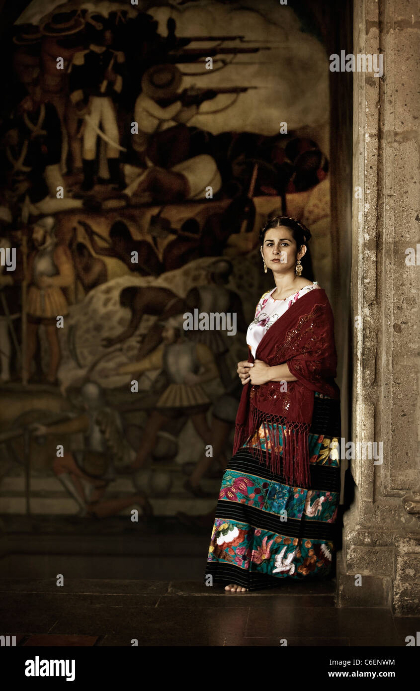 Hispanic Frau in traditioneller Kleidung Stockfoto