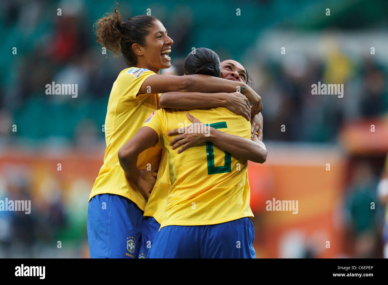 Brasilien-Spieler Cristiane, Rosana und Marta (l-R) feiern nach Rosana Ziel während einer Frauenausschuss WM-Spiel gegen Norwegen. Stockfoto