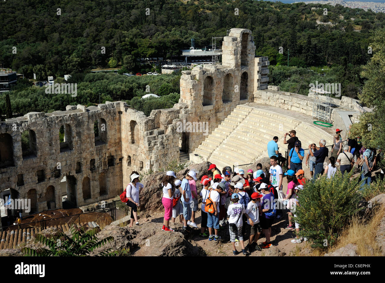 Grundschüler besuchen Theater der Akropolis, Athen, Griechenland Stockfoto