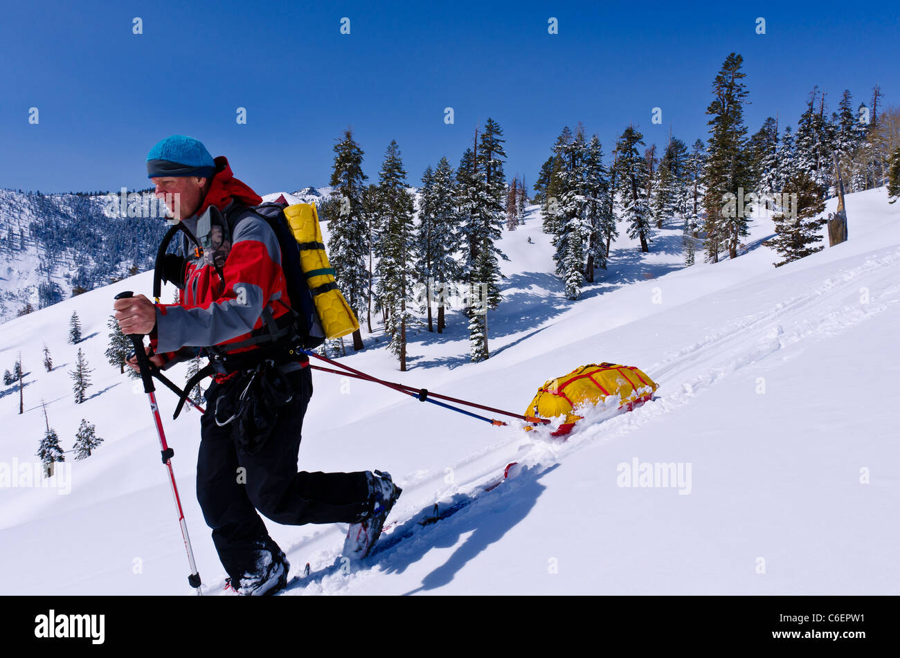 Backcountry Skifahrer ziehen einen Schlitten, Ansel Adams Wilderness, die Berge der Sierra Nevada, Kalifornien USA Stockfoto