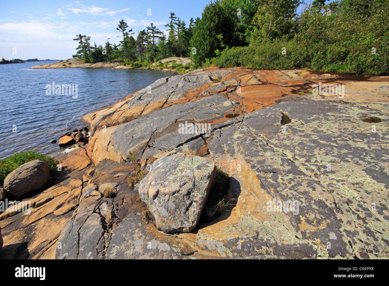 Verwitterte Felsen am Strand in Georgian Bay Stockfoto
