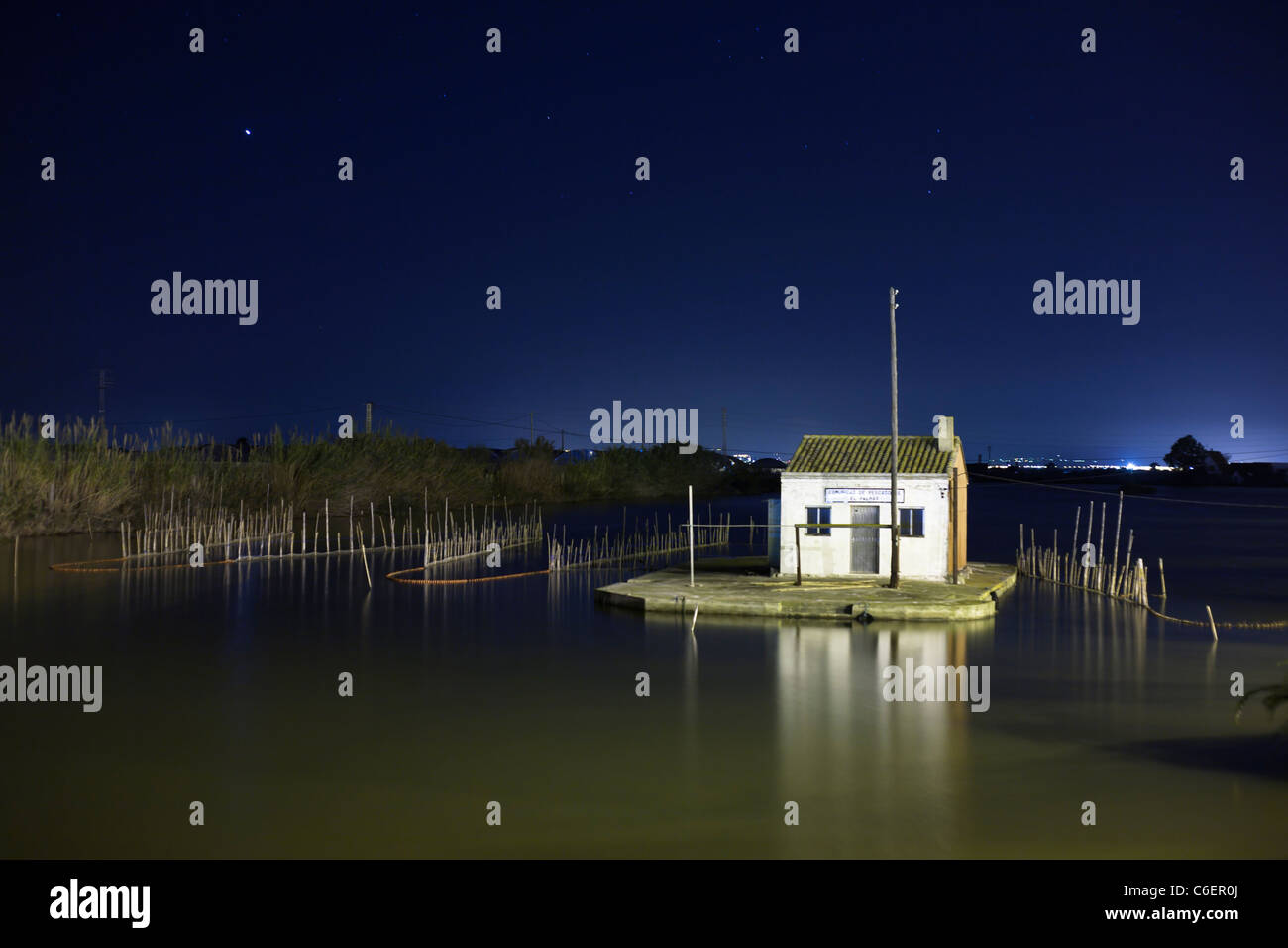 Alte Fischer-Club auf einer kleinen Insel am Albufera-See - Valencia, Spanien Stockfoto