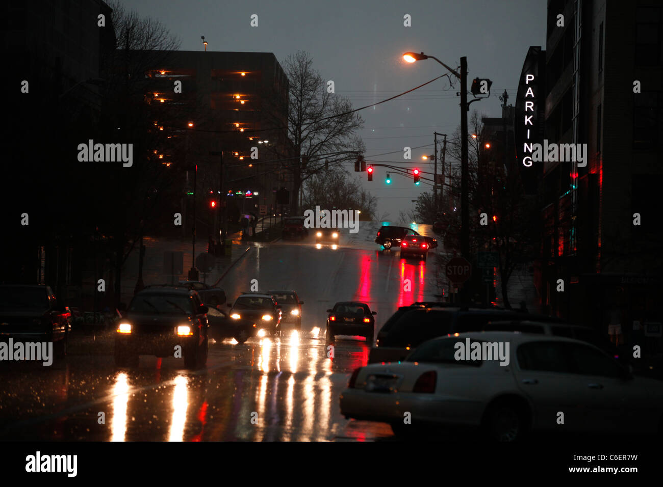 Bloomington Indiana Regen spiegelt sich in der Straße neben dem Transit Bus Fußgänger an der 7th street Stockfoto