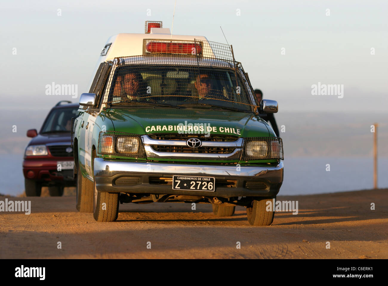 Carabineros chilenische Polizei patrouillieren in den Straßen der Surfstadt beliebte. Pichilemu, Chile, Südamerika Stockfoto