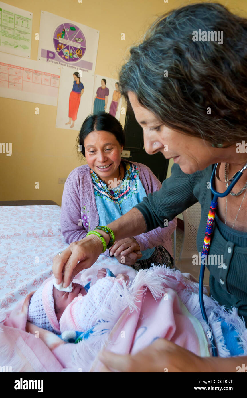Ausländischen Facharzt von einer NGO, Blick auf ein Maya-Baby in einer kostenlosen Klinik im Großraum Atitlan, Guatemala Stockfoto