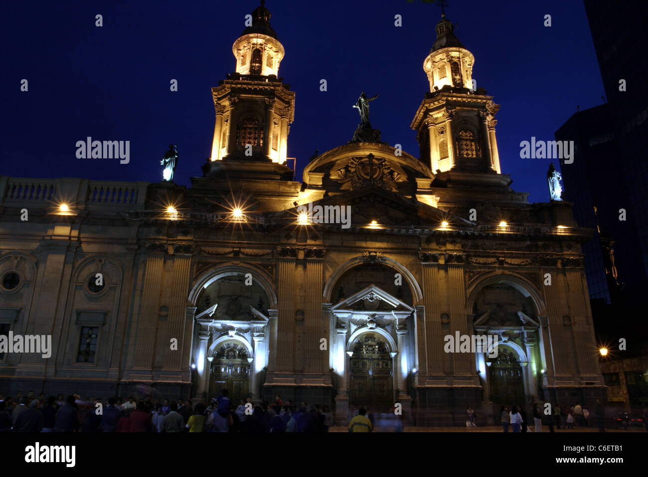 Abenddämmerung Ansicht der Catedral Metropolitana in der Plaza de Armas. Santiago, Chile, Südamerika Stockfoto