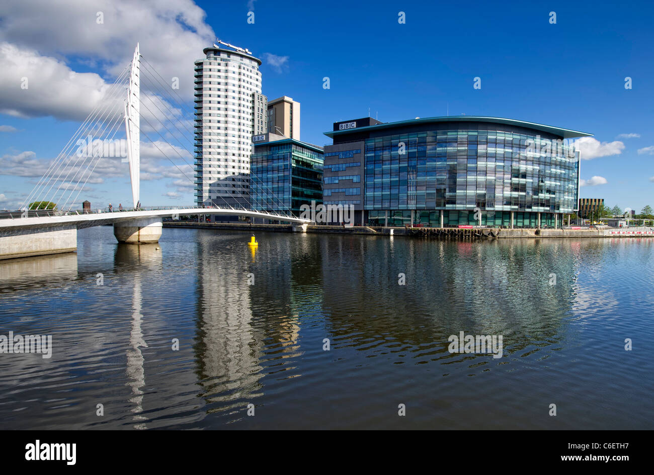 Blick Richtung Medienstadt aus über eine von den Docks in Salford Quays in der Nähe von Manchester, England Stockfoto