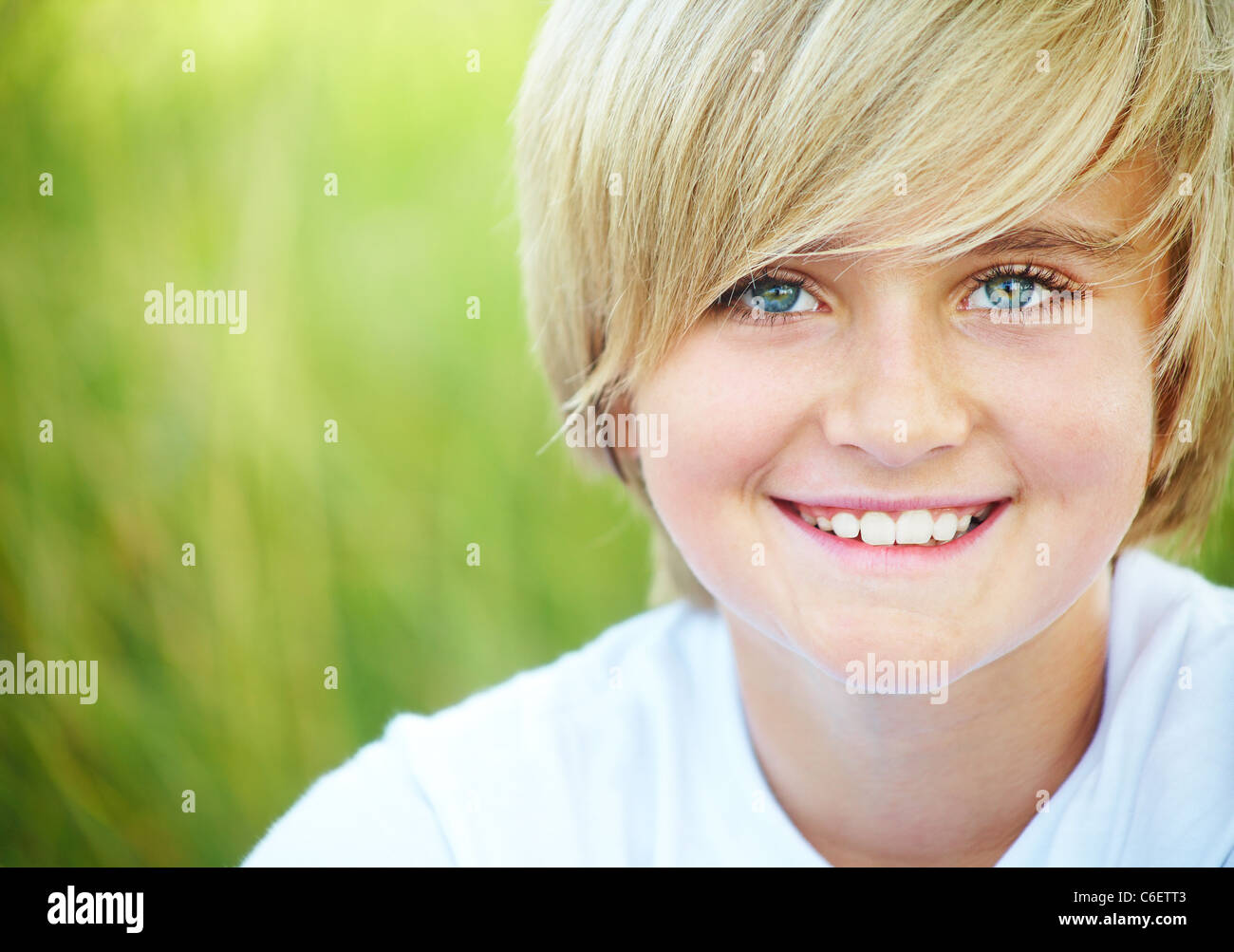 Porträt des blonden Jungen Blick in die Kamera im freien Stockfoto