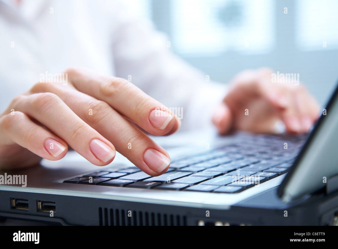 Menschliche Hände arbeiten am Laptop auf Office-Hintergrund Stockfoto