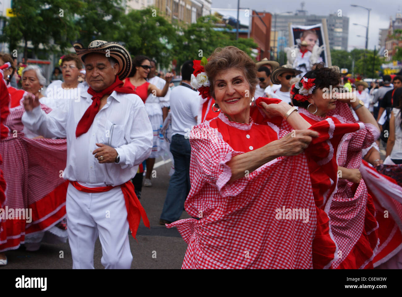 Performer im Carnaval del Pueblo, Europas größte Feier der lateinamerikanischen Kultur. Stockfoto