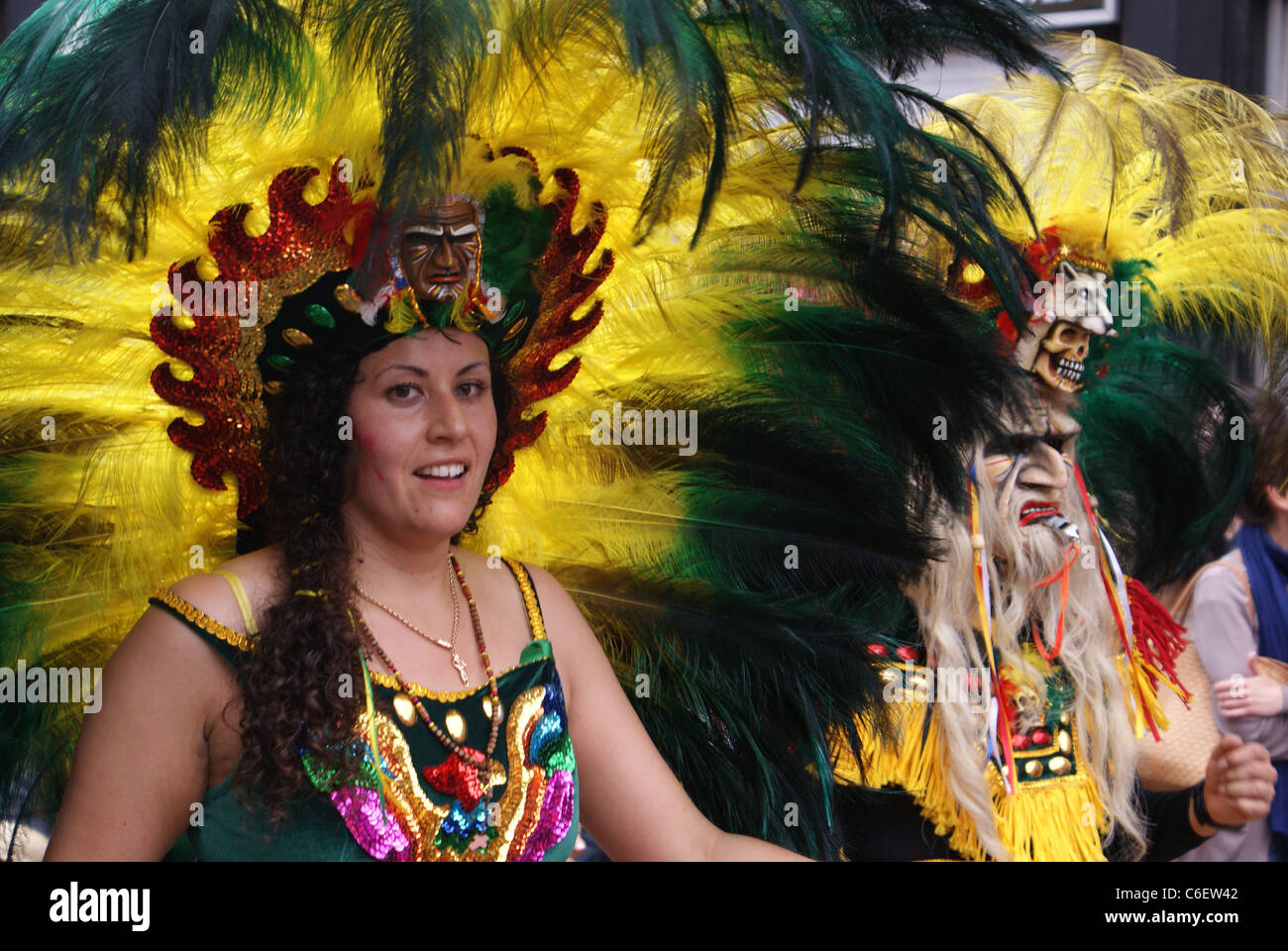 Performer im Carnaval del Pueblo, Europas größte Feier der lateinamerikanischen Kultur. Stockfoto