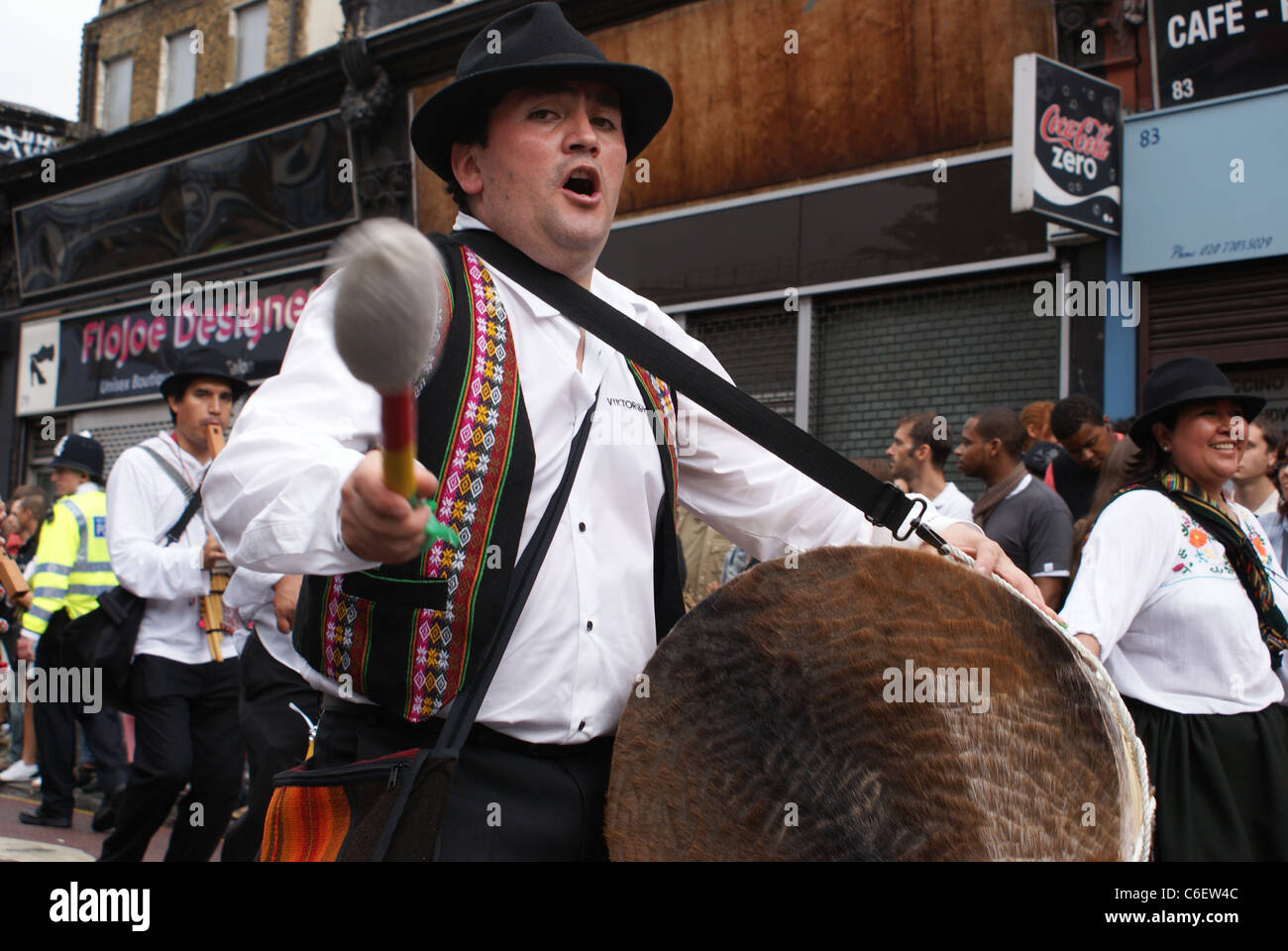 Drummer bei Carnaval del Pueblo, Europas größte Feier der lateinamerikanischen Kultur. Stockfoto