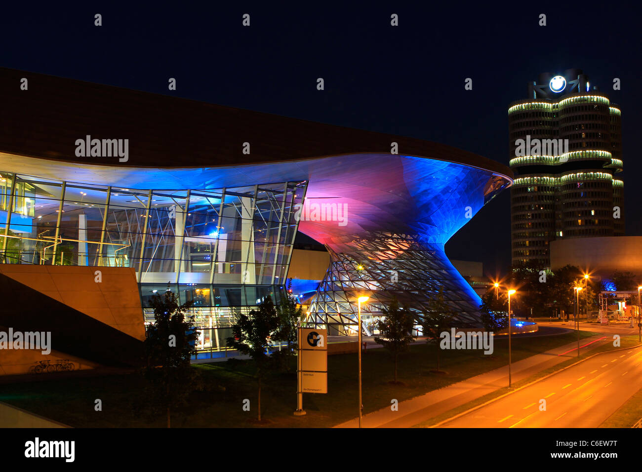 Deutschland, Bayern, BMW Welt in München bei Nacht Stockfoto