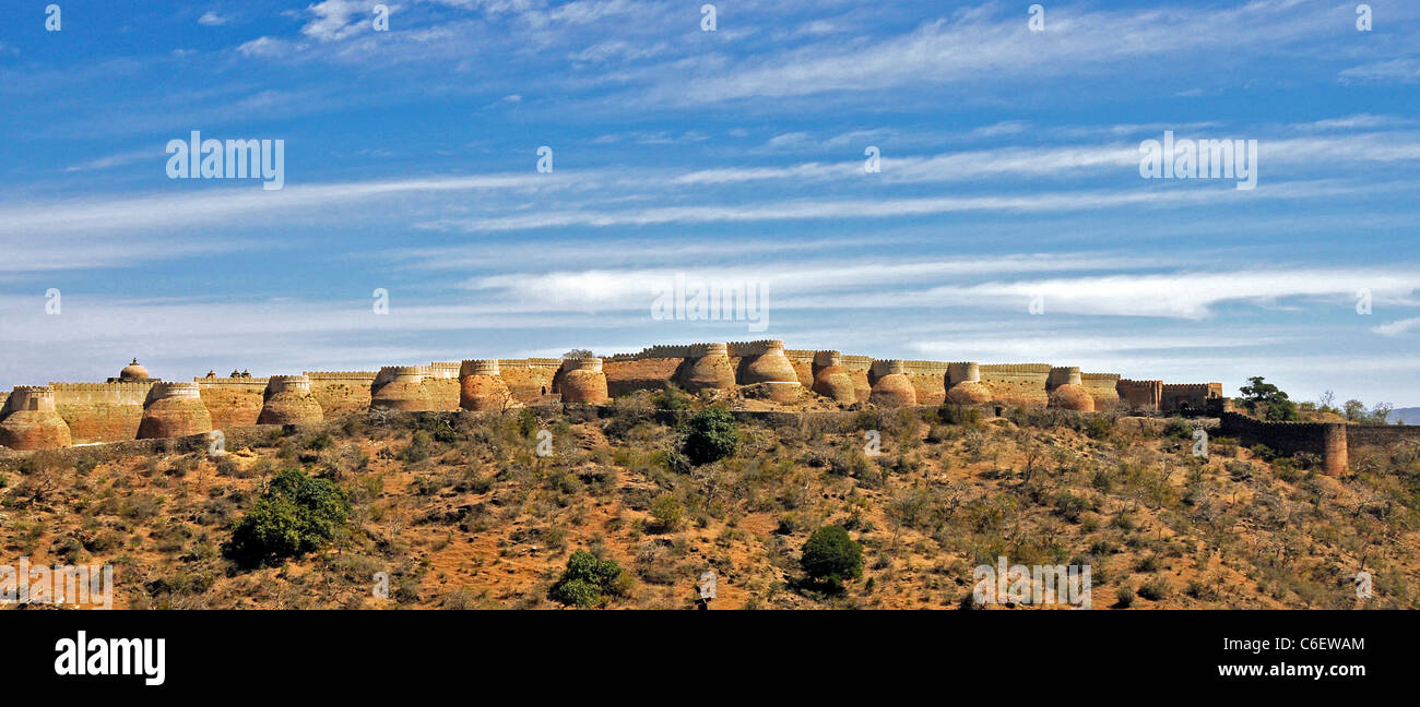 Panoramablick auf massiven Mauern des Kumbhalgarh Fort Rajsamand Bezirk Rajasthan Indien Stockfoto