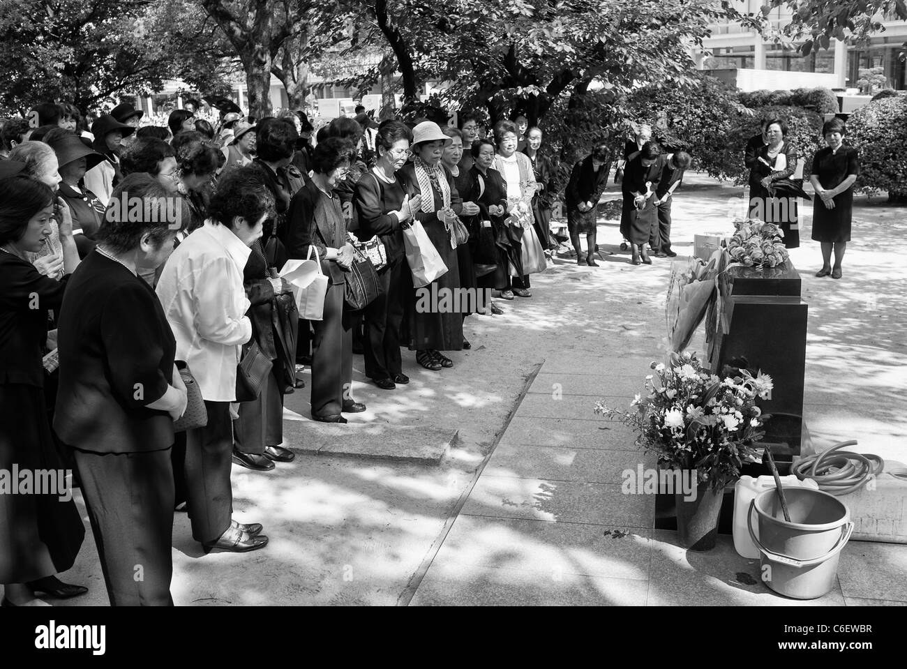 Überlebenden vor Marcel Junod Denkmal, Hiroshima Peace Zeremonie, Japan Stockfoto