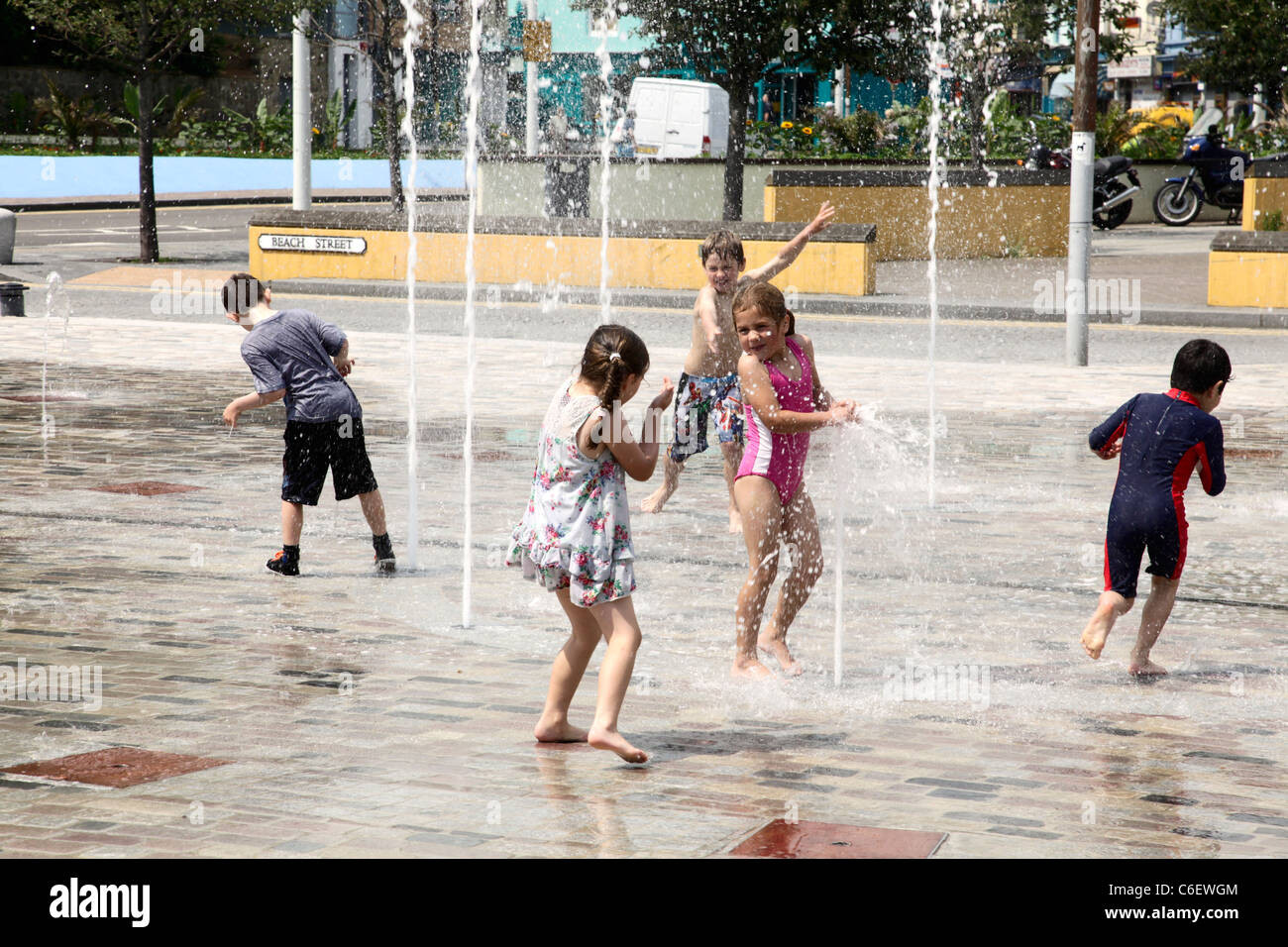 Kinder spielen im Wasser Brunnen Folkestone Kent Stockfoto