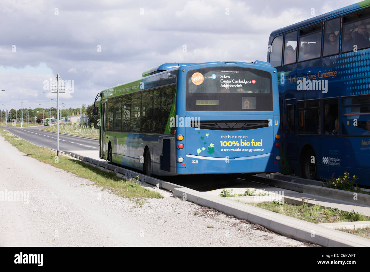 Zwei Buslinien verbinden und verlassen Cambridge geführte Busway in St Ives Stockfoto