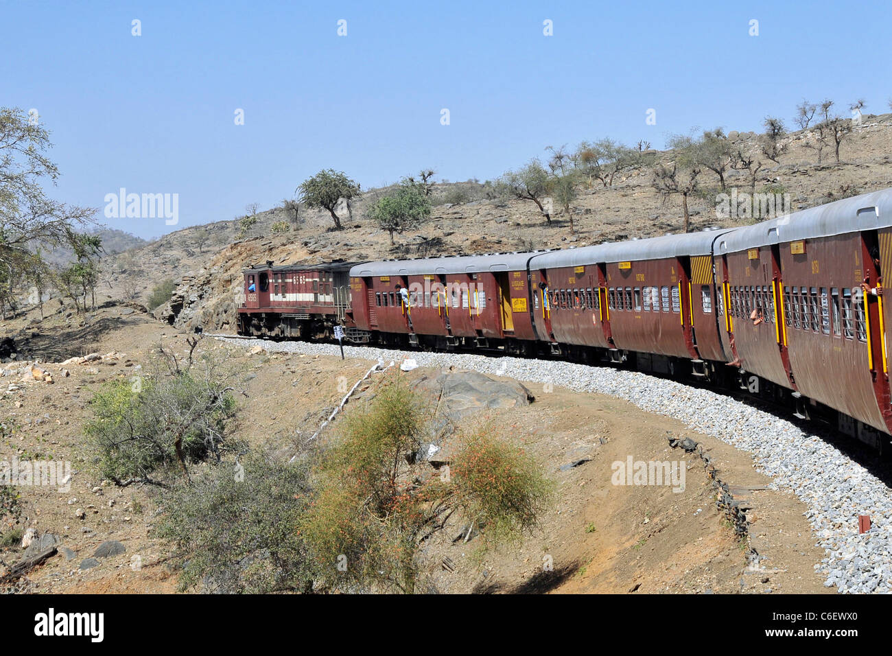 Personenzug Aravalli reicht Rajasthan Indien auf der Durchreise Stockfoto