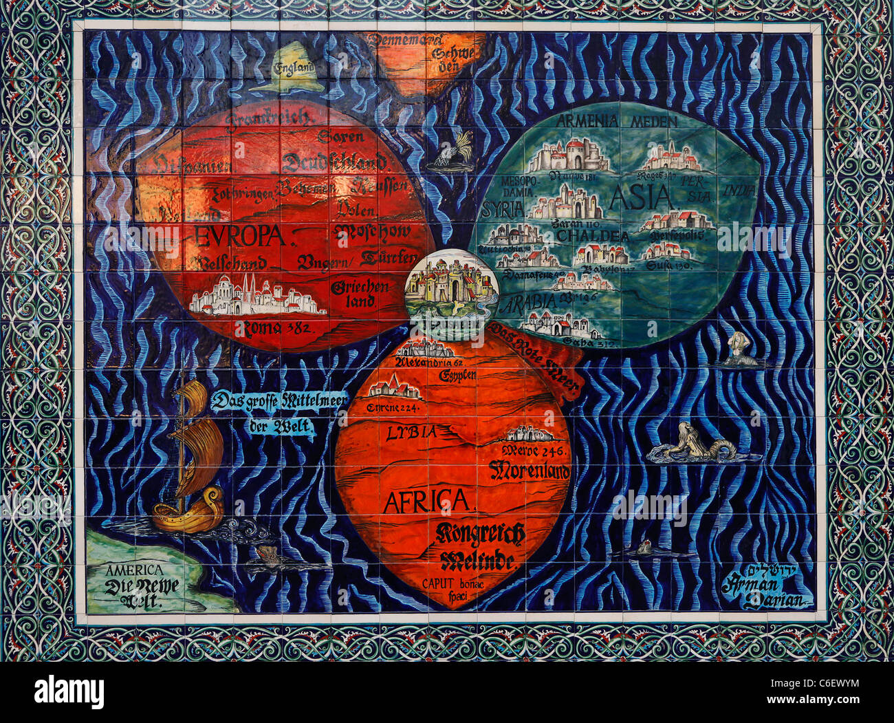 Ein Mosaikmodell, das die Bünting Cloverleaf Map darstellt, eine historische Mappa mundi, die 1581 vom deutschen Kartographen Heinrich Bünting erstellt wurde und die Welt in Form eines Kleeblattes darstellt, wobei Jerusalem in der Mitte, wo die drei Blätter aufeinander treffen, im Innenhof des Safra-Platzes neben dem Rathaus in West-Jerusalem-Israel gezeigt wird Stockfoto