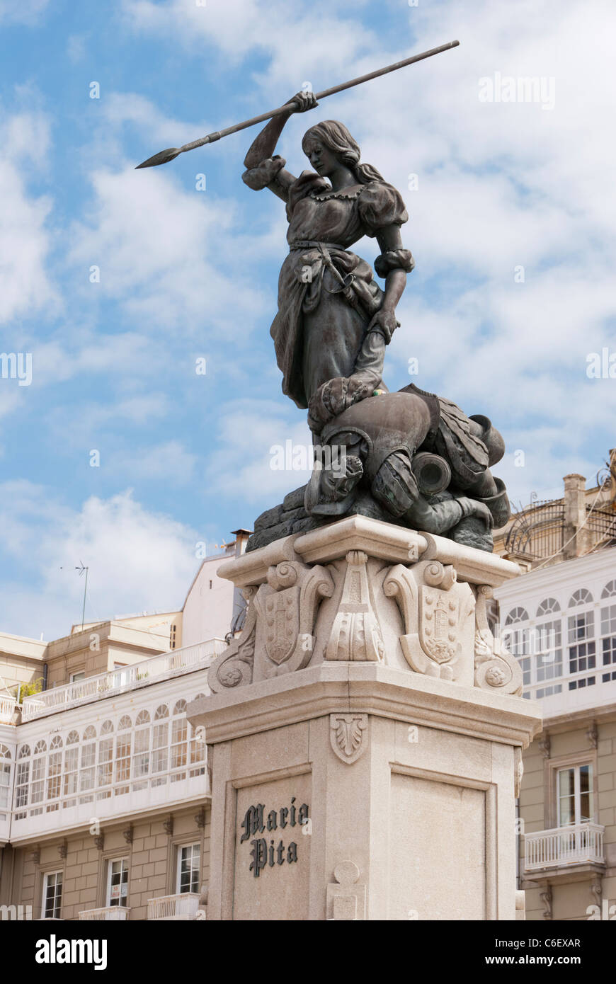 Statue von Maria Pita stehend über Sir Francis Drake - La Coruña, Spanien Stockfoto
