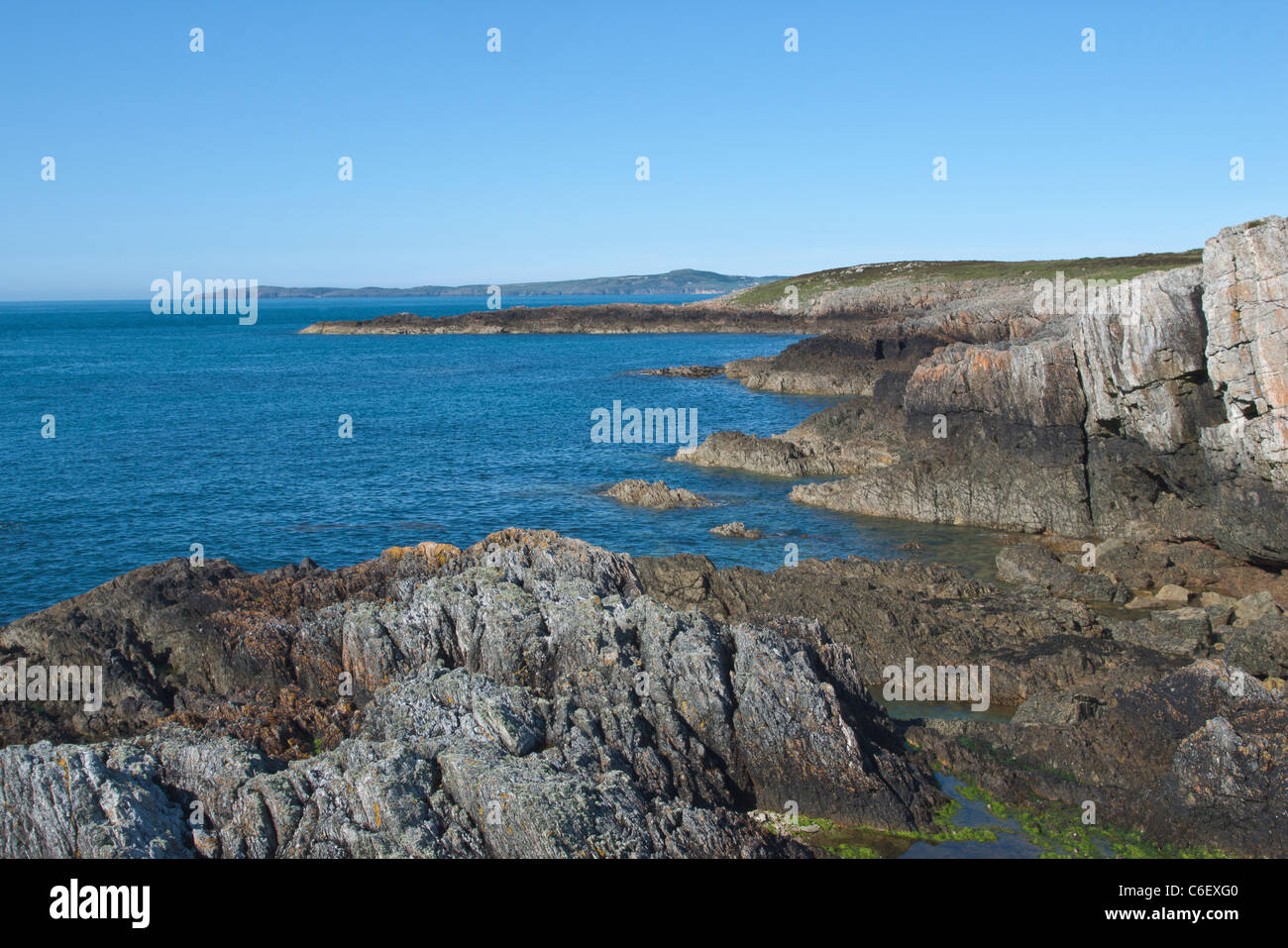 Ynys Wellt, in der Nähe von Holyhead, Anglesey, bekannt als Rocky Coast, Teil des Wellenbrechers Steinbruch Country Park. Stockfoto