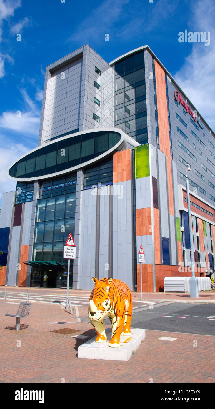 Hampton von Hilton Hotel mit Rhino am John Lennon Flughafen Liverpool UK Stockfoto