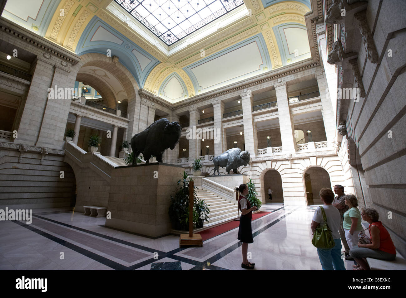 Tourguide zeigt Reisegruppe um innere Manitoba gesetzgebenden Gebäude Winnipeg Manitoba Kanada Stockfoto