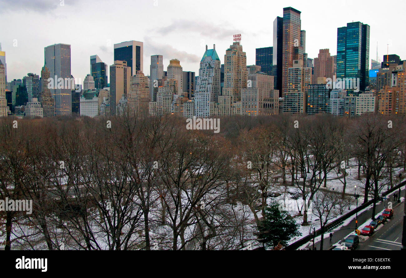 Central Park South & Central Park mit Schnee. Stockfoto