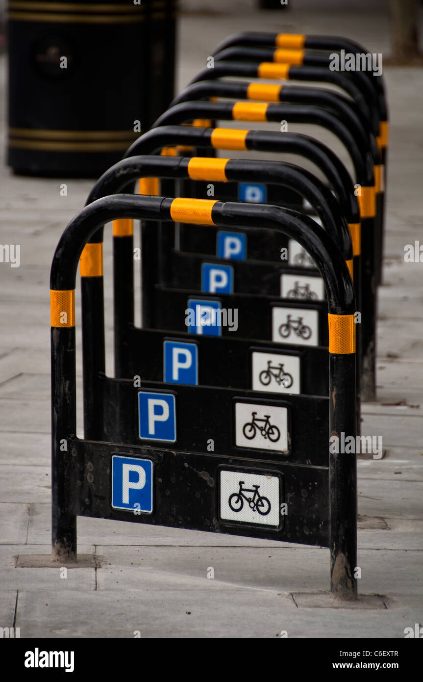 Reihe von Fahrrad steht in London, Großbritannien Stockfoto