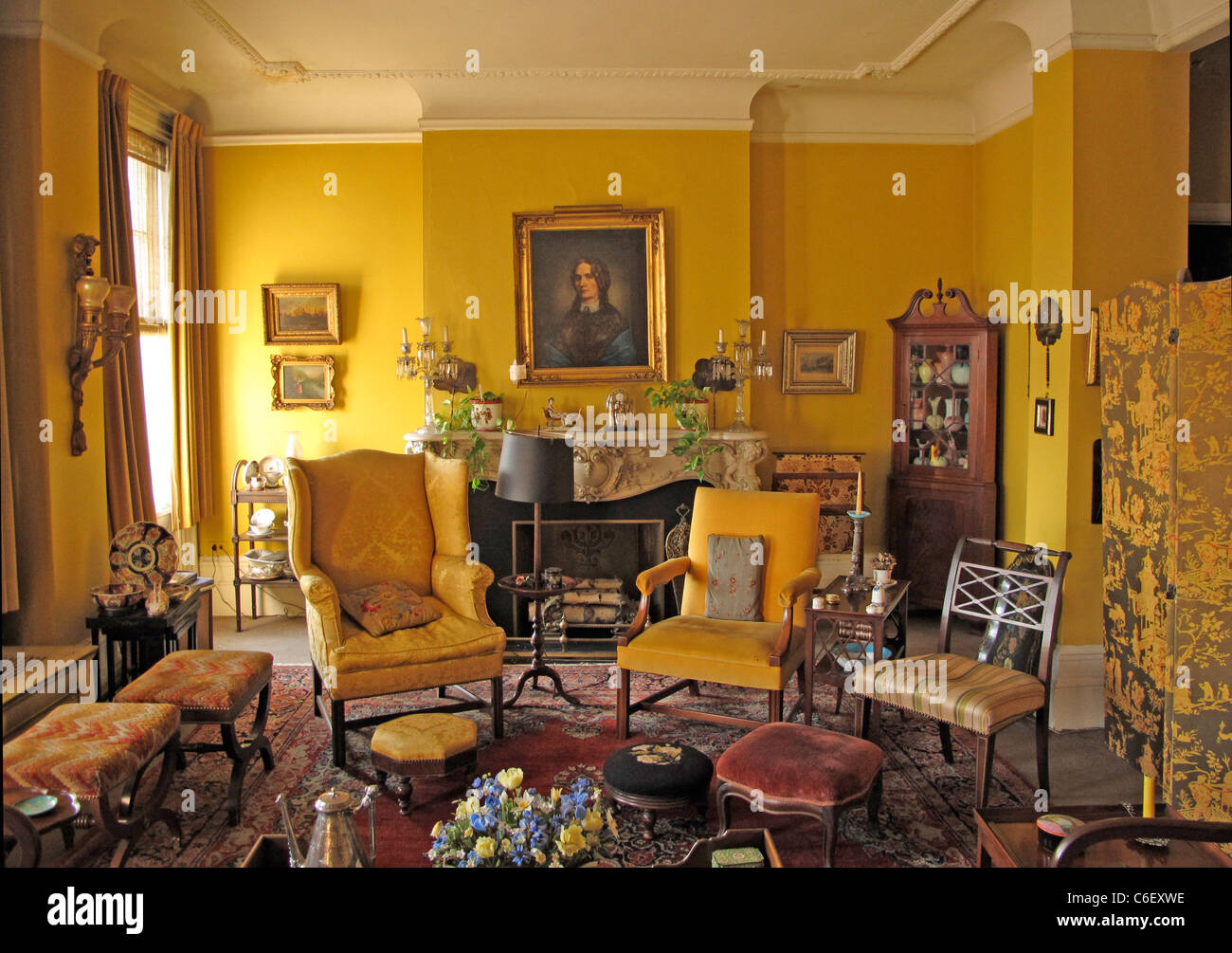 NYC Apartment Einrichtung mit Antiquitäten und gelbe Wände Stockfoto
