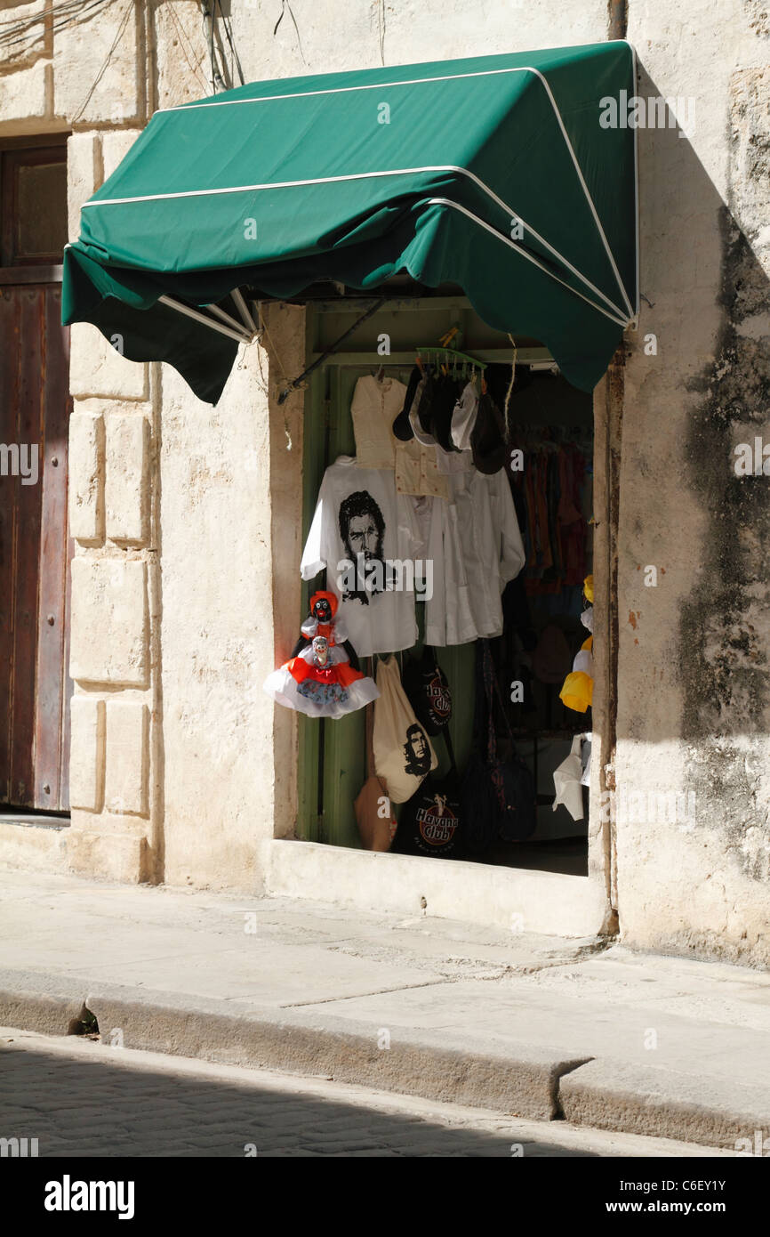 Che Guevara bedrucktes T-shirt Anzeige vor einem Geschäft auf der Straße. Havanna, Kuba, Oktober 2010 Stockfoto