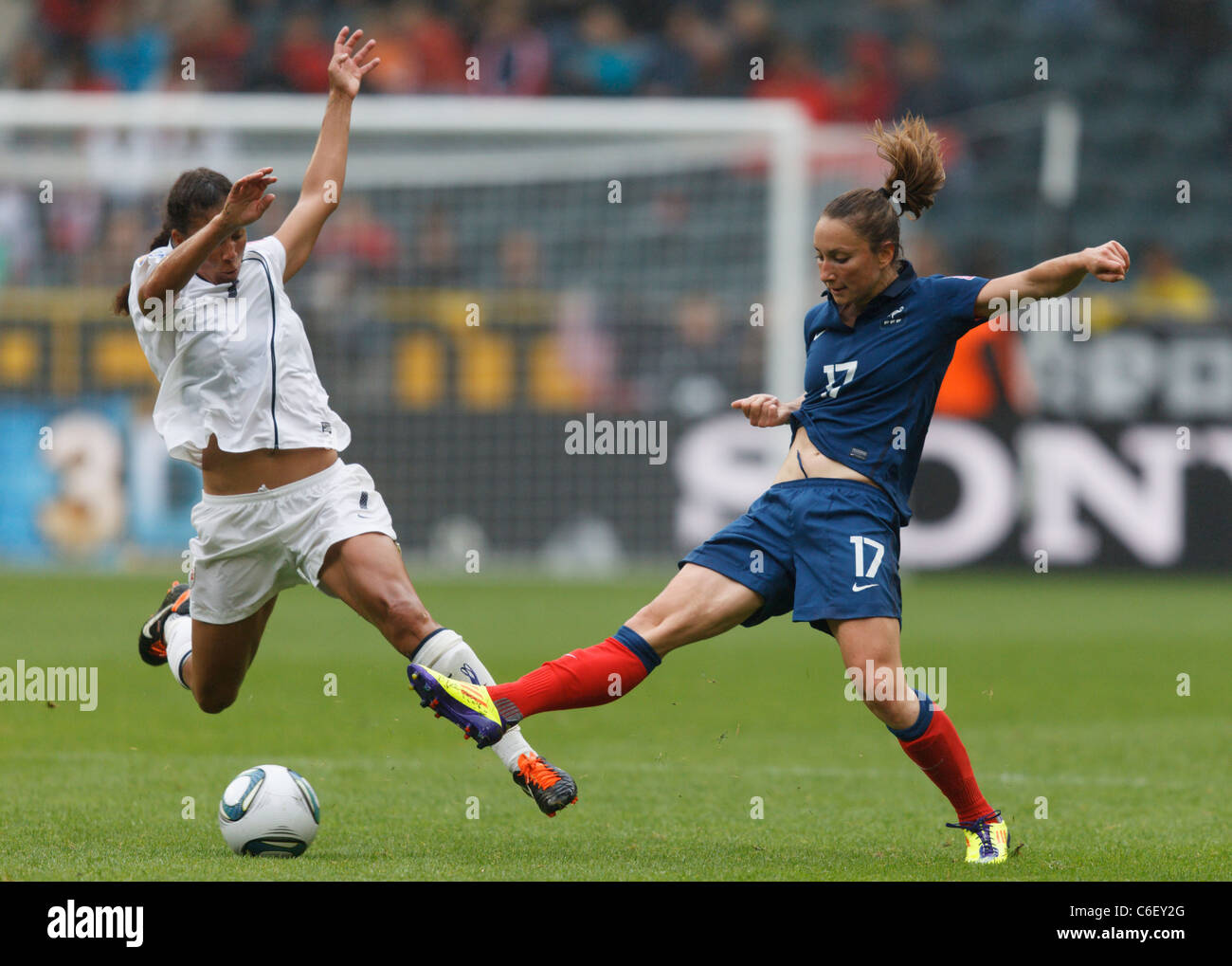 Shannon Boxx der USA (l) und Gaetane Thiney des France (r) erstrecken sich über den Ball während einer 2011 Frauen WM Halbfinale. Stockfoto