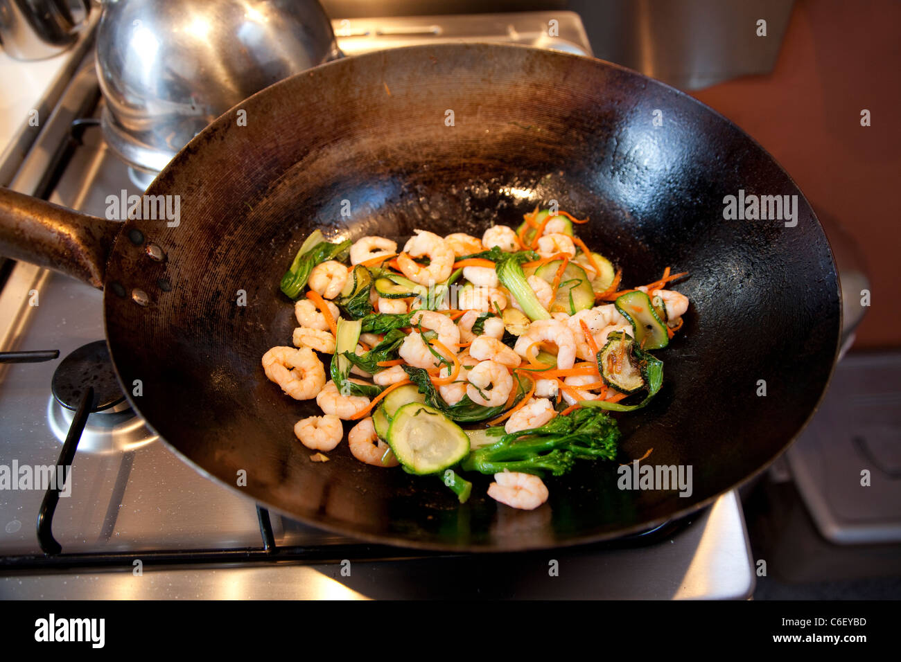 Orientalisch anmutenden rühren gebratenem Gemüse und Garnelen im Wok, London Stockfoto