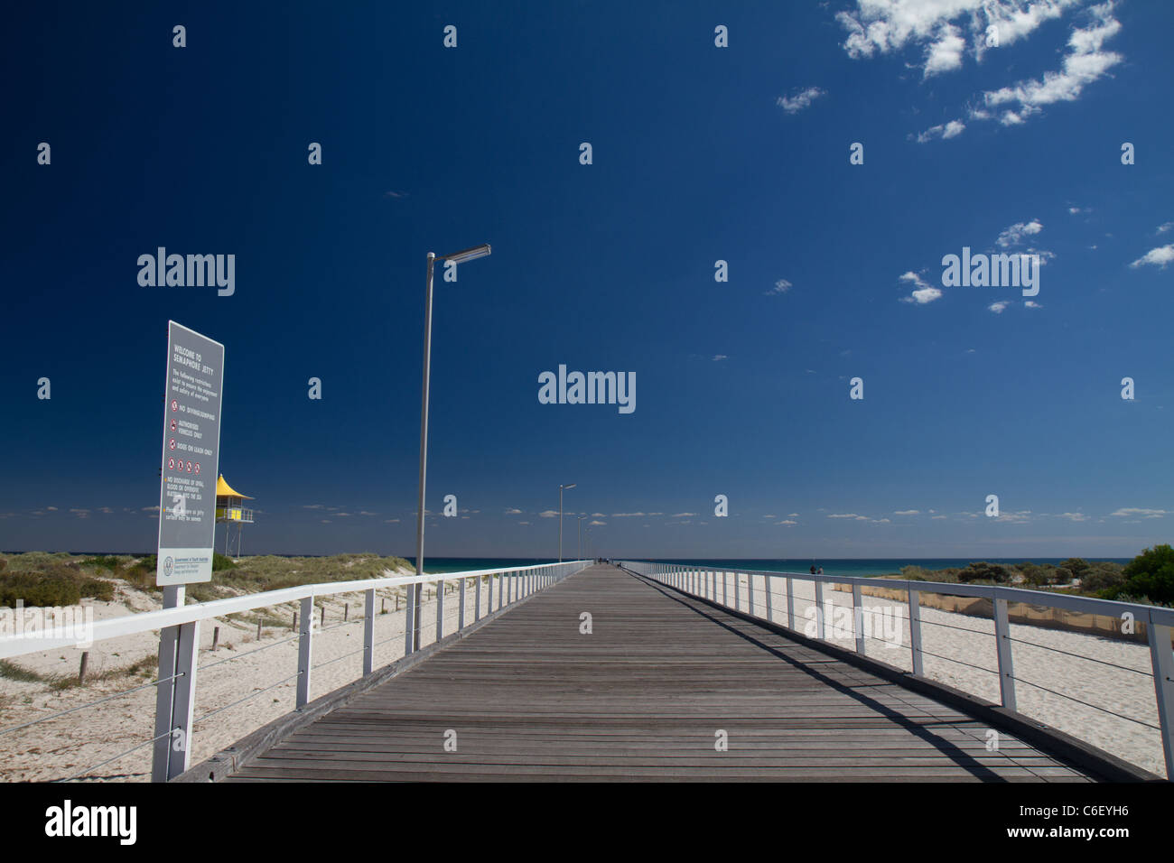 Gehweg am Semaphore Beach, South Australia Stockfoto