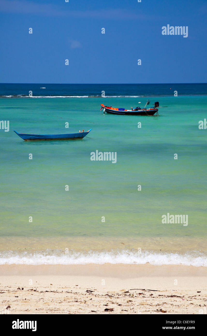 2 Boote am Strand, Thailand Stockfoto