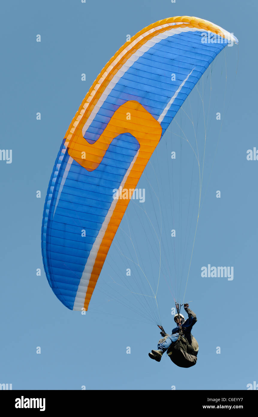 Gleitschirm fliegen über den South Downs Stockfoto