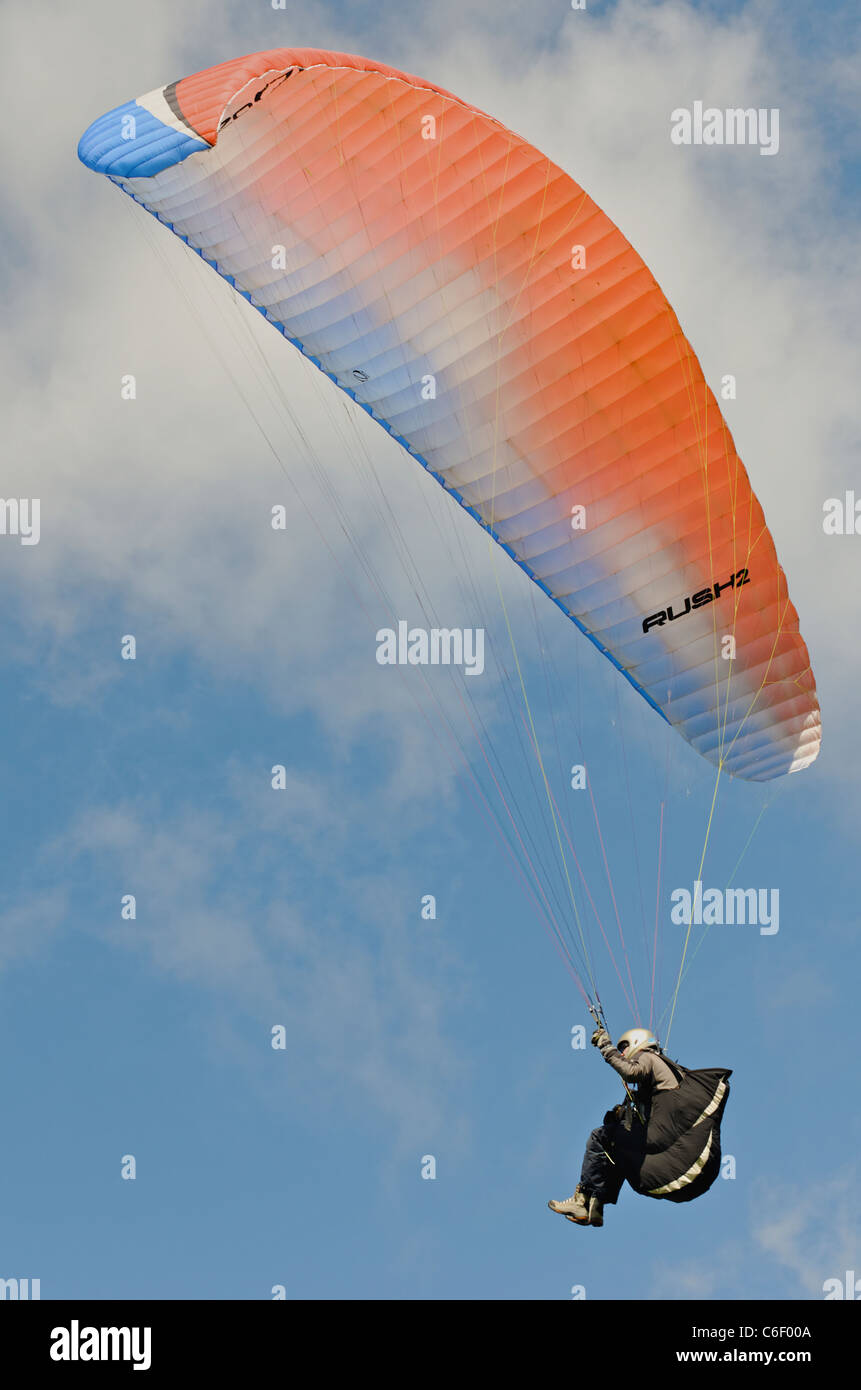 Gleitschirm fliegen über den South Downs Stockfoto