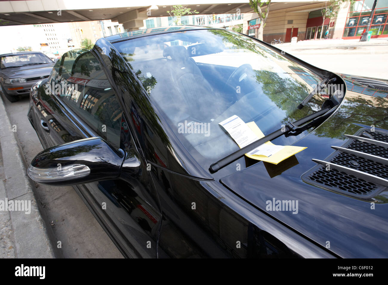 Parkschein auf Luxus Mercedes Auto illegal auf Straße in der Innenstadt von geparkt Winnipeg Manitoba Kanada Stockfoto