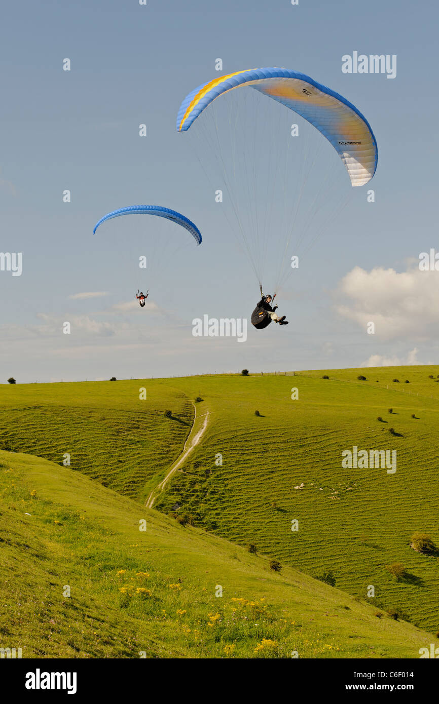 Gleitschirme fliegen über den South Downs Stockfoto