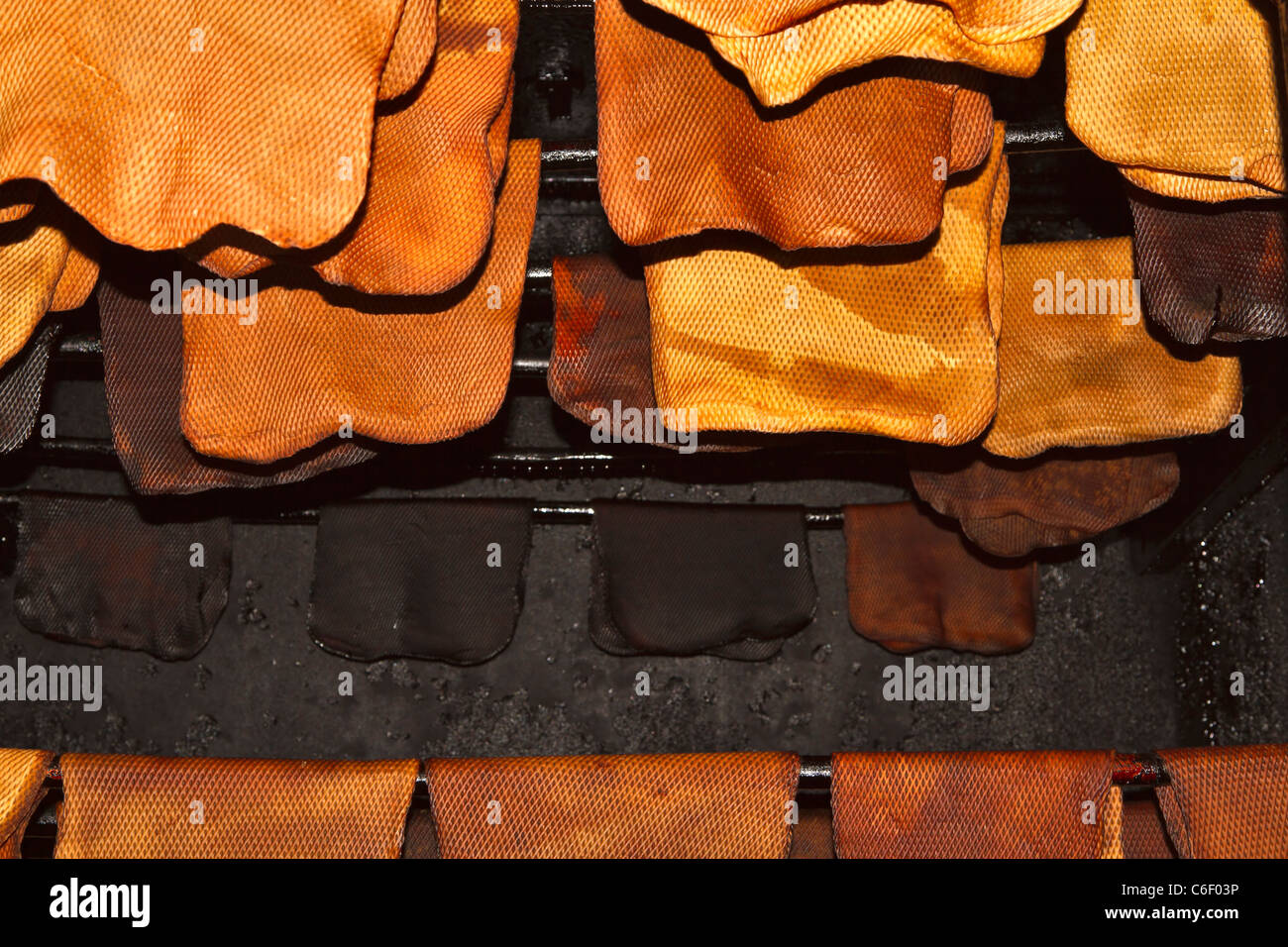 Rauchen-Beläge in einer Räucherkammer. Bettwäsche aus Latex sind zunächst  getrocknet und dann eine Woche lang geraucht Stockfotografie - Alamy