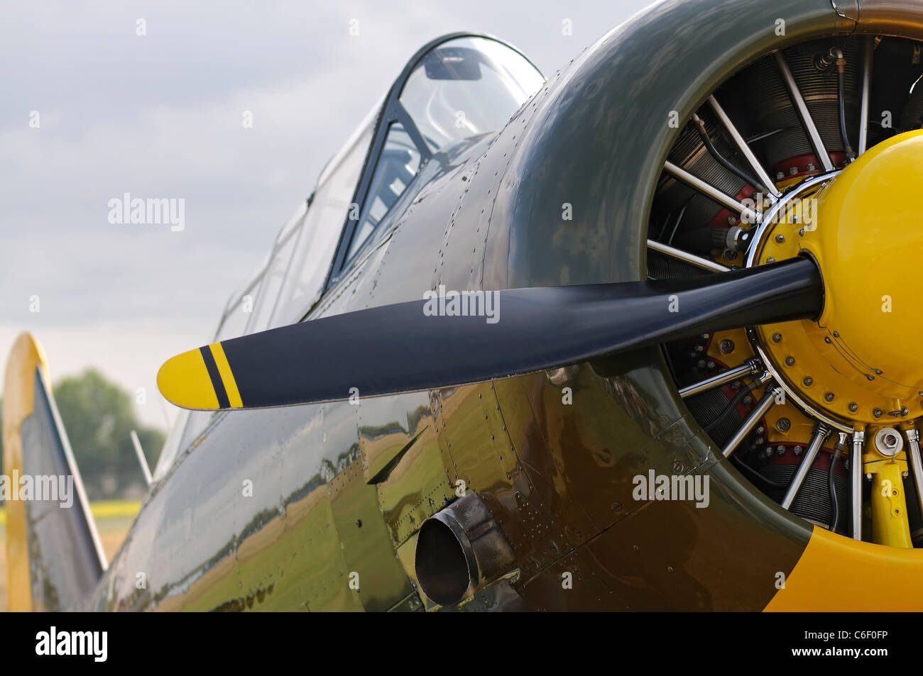 Vorderansicht eines Jahrgangs WWII Flugzeuge mit propeller Stockfoto