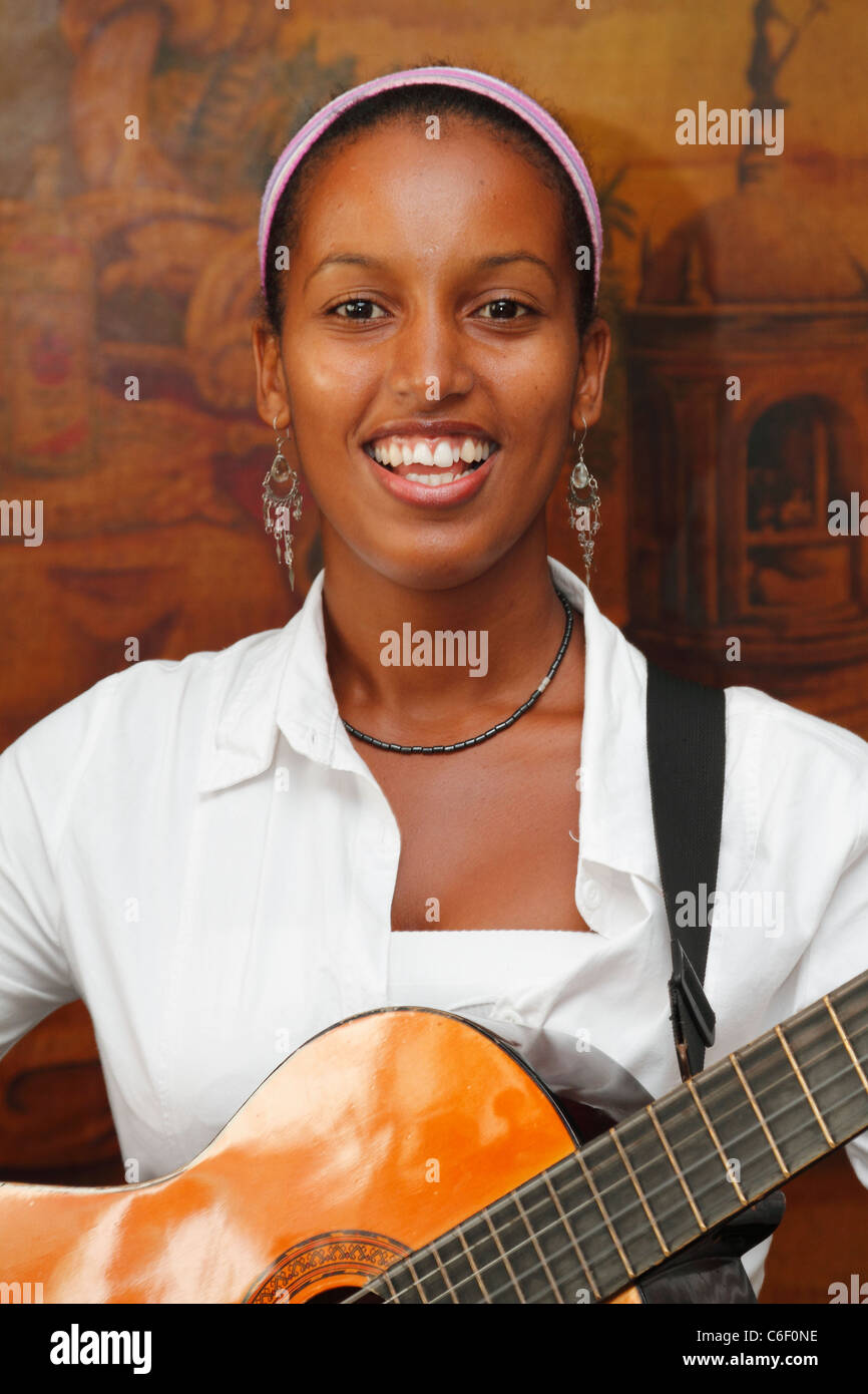 Jungen kubanischen Mädchen spielt Gitarre in der Band. Begrüßung für die Besucher einer Rom-Fabrik. Havanna, Kuba, Oktober 2010 Stockfoto